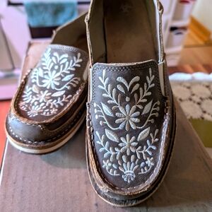 Ariat slip on leather shoes with embroidery size 9